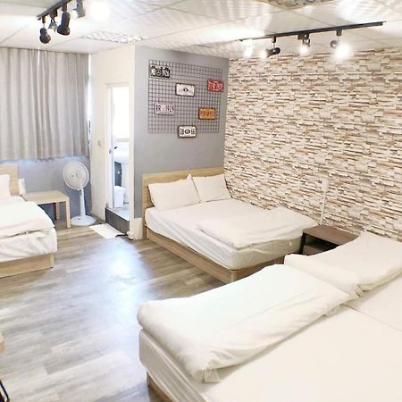 Fengjia Gift Box Homestay Taichung Esterno foto