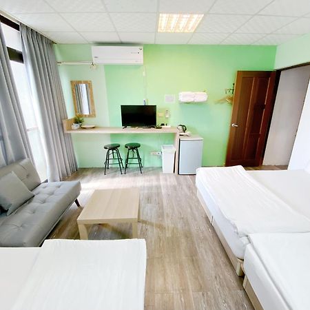 Fengjia Gift Box Homestay Taichung Esterno foto