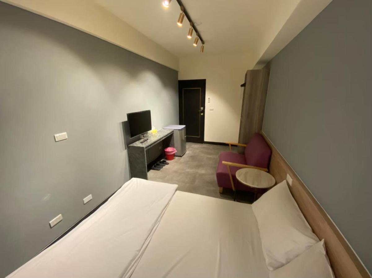 Fengjia Gift Box Homestay Taichung Esterno foto