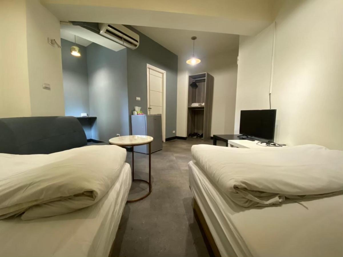 Fengjia Gift Box Homestay Taichung Esterno foto