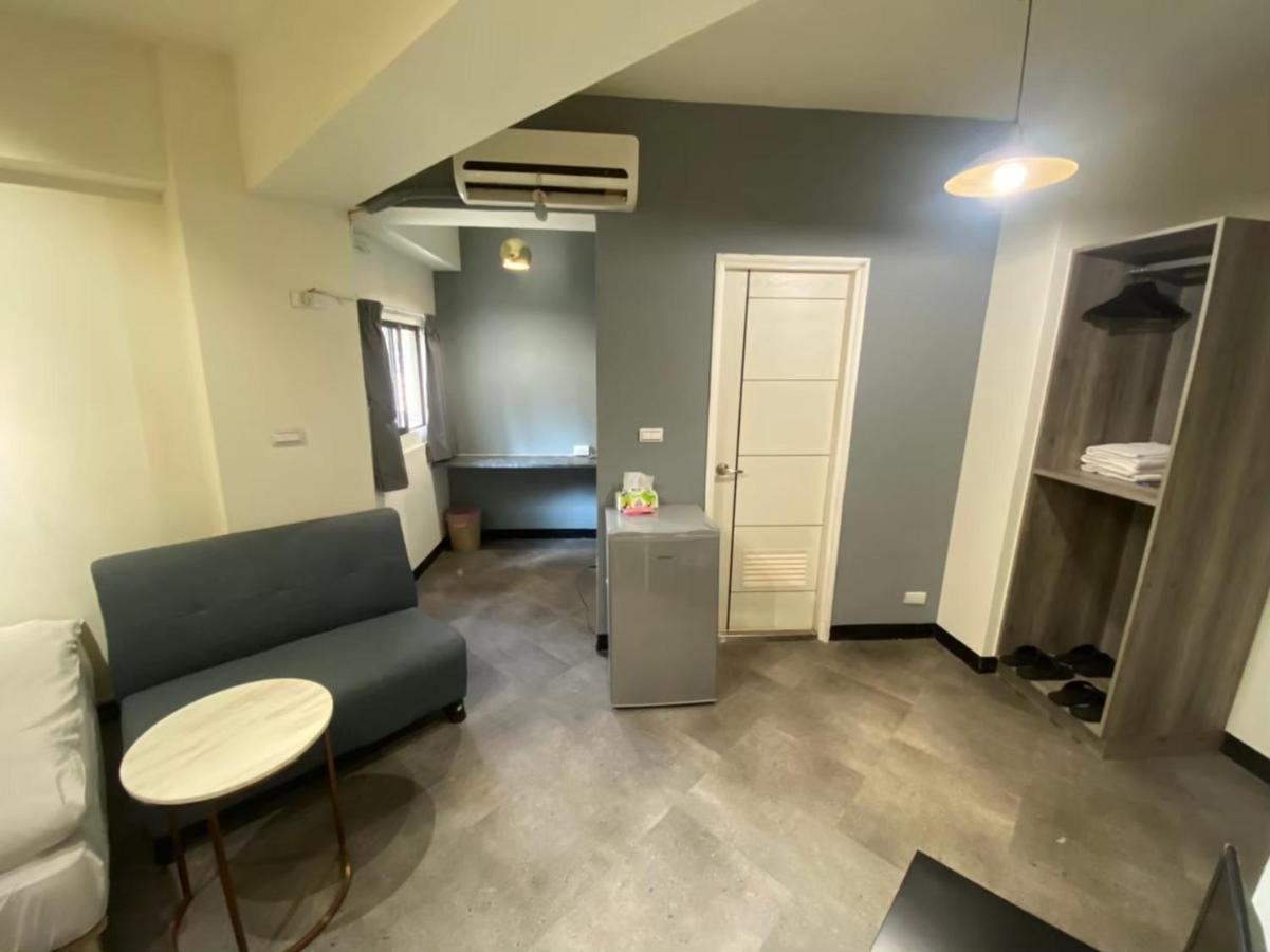 Fengjia Gift Box Homestay Taichung Esterno foto