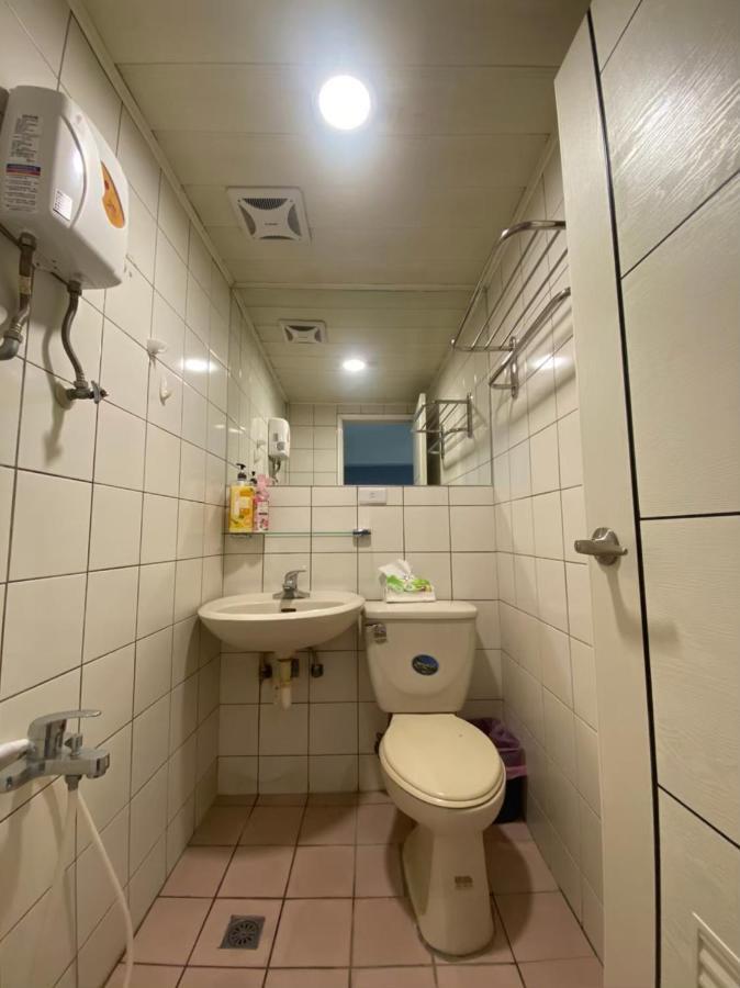 Fengjia Gift Box Homestay Taichung Esterno foto