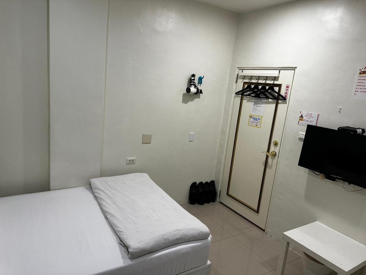 Fengjia Gift Box Homestay Taichung Esterno foto