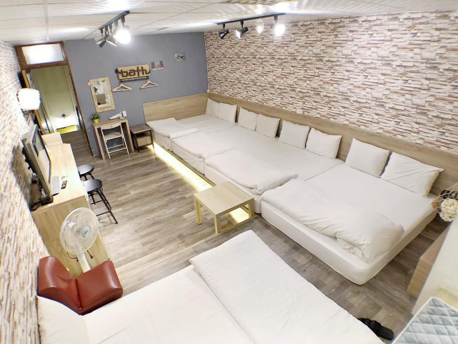Fengjia Gift Box Homestay Taichung Esterno foto